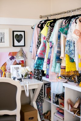 adaymag-8-storage-solutions-for-limited-closet-space-07 客廳衣物收納